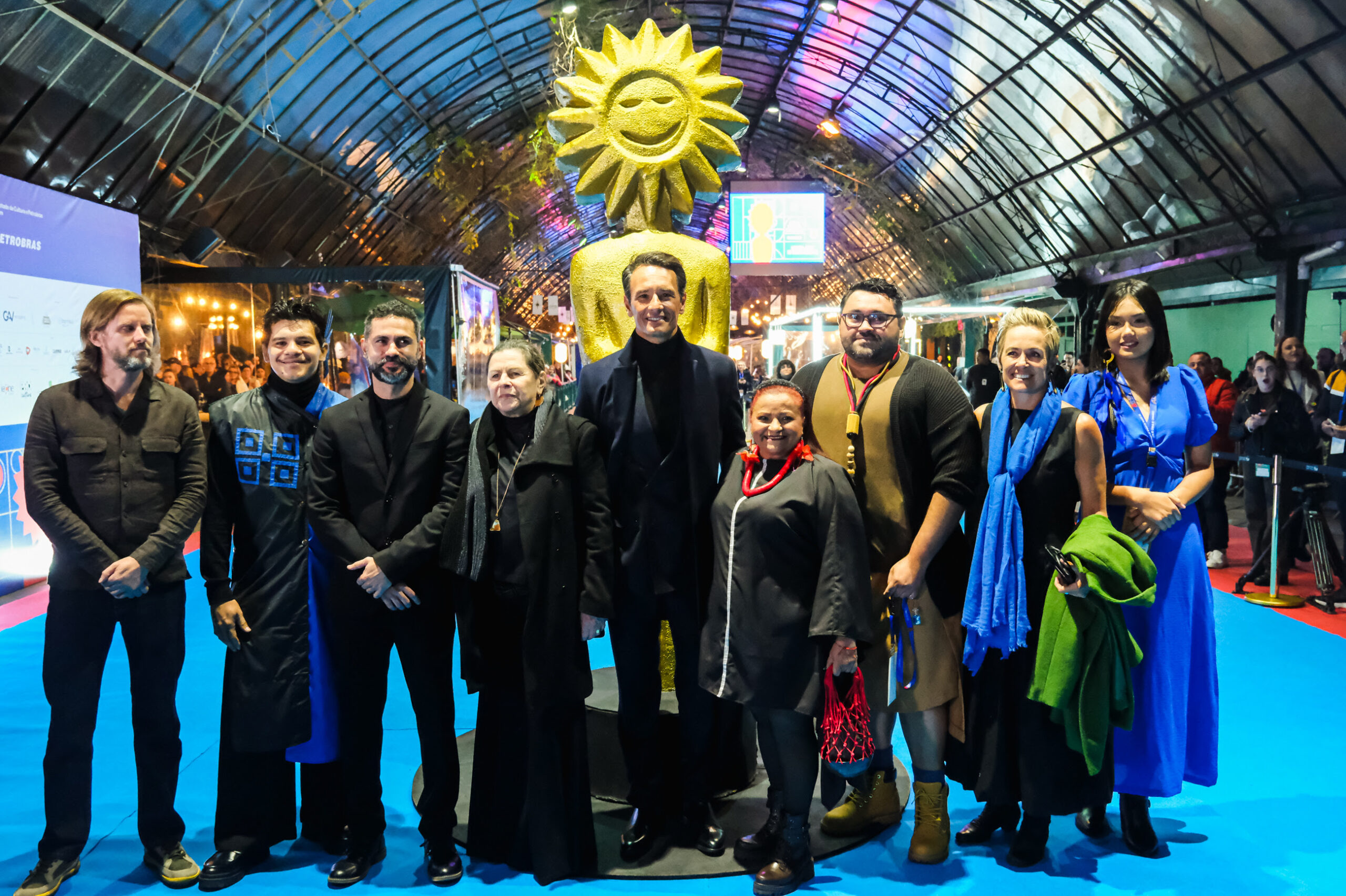 TAPETE AZUL E HOMENAGEM A RODRIGO SANTORO MARCAM ABERTURA DO 53º FESTIVAL DE CINEMA DE GRAMADO